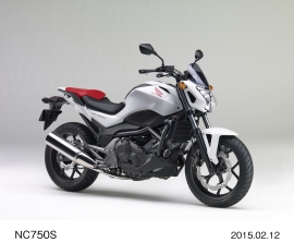 ホンダが200台限定で2月24日に発売するロードスポーツモデル「NC750S・特別カラー」(写真提供:ホンダ) ホンダが200台限定で2月24日に発売するロードスポーツモデル「NC750S・特別カラー」(写真提供:ホンダ)