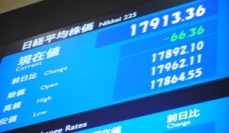 日経平均の前引けは１万７９４２円３３銭（２８９円６５銭高）、ＴＯＰＩＸは１４４９．１９ポイント（２１．４７ポイント高）、出来高概算（東証１部）は１４億１７９６万株。