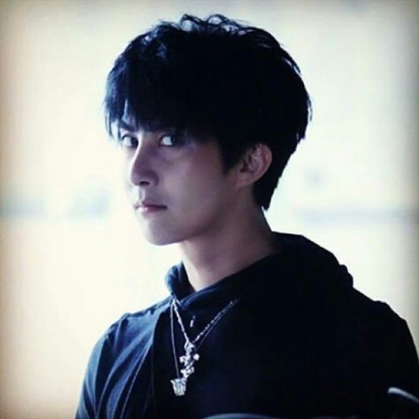 キム・ヒョンジュン(SS501マンネ)が、バレンタインを前にファンを鋭い眼差しでチェック(?)する写真を公開した。