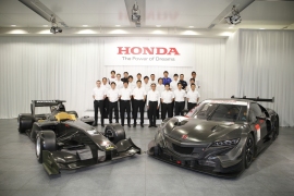 全ドライバーと監督集合写真 (写真提供:ホンダ) 全ドライバーと監督集合写真 (写真提供:ホンダ)