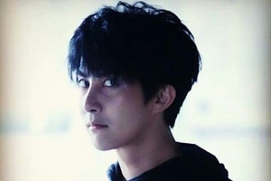 キム・ヒョンジュン(SS501マンネ)が、バレンタインを前にファンを鋭い眼差しでチェック(?)する写真を公開した。