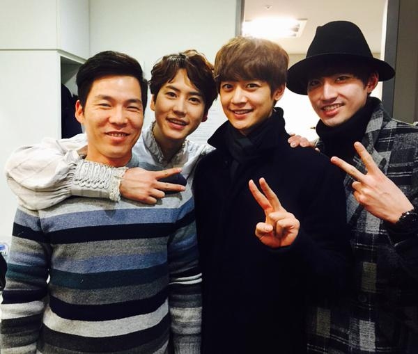 SUPER JUNIORのキュヒョンが、自身の出演するミュージカル「ロビン・フッド」を観に来たSHINeeのミンホらとの記念ショットを公開した。写真：キュヒョンのツイッター