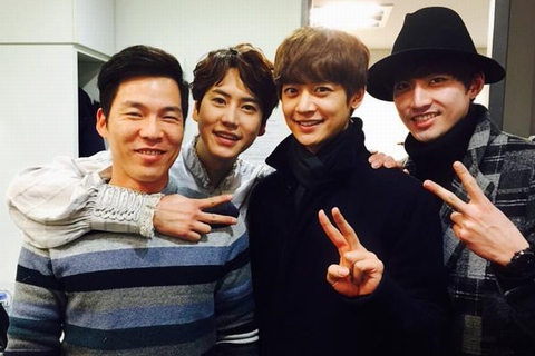 SUPER JUNIORのキュヒョンが、自身の出演するミュージカル「ロビン・フッド」を観に来たSHINeeのミンホらとの記念ショットを公開した。写真：キュヒョンのツイッター