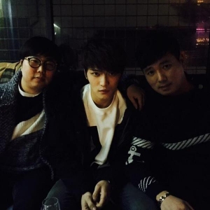 JYJのジェジュンが友達との記念ショットを公開した。写真:ジェジュンのツイッター JYJのジェジュンが友達との記念ショットを公開した。写真:ジェジュンのツイッター