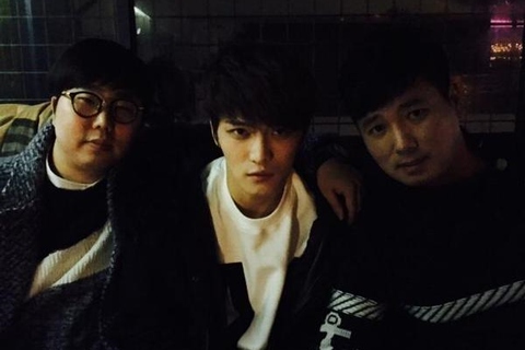 JYJのジェジュンが友達との記念ショットを公開した。写真：ジェジュンのツイッター