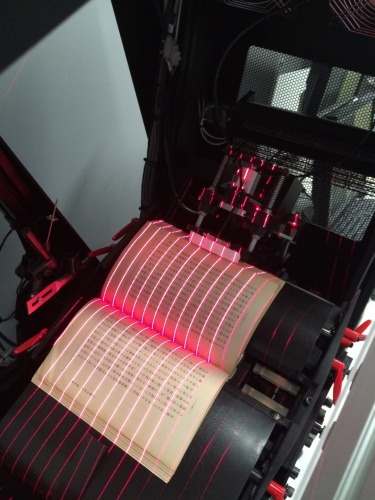 DNPが開発した世界最速レベルの高速ブックスキャナー(大日本印刷の発表資料より)