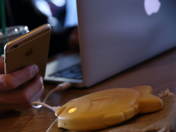 “たい焼き”の形をしたモバイルバッテリー、その名も『SOSOGE!TAIYAKIKUN』。