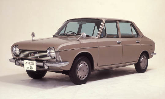 水冷水平対向4気筒アルミエンジンをを初めて搭載した1966スバル1000　4ドアスタンダードセダン（写真提供：富士重工業）