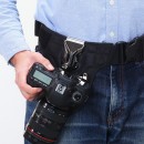 腰に取り付けることでカメラ本体が邪魔にならず、素早くカメラを構えることができるベルト一体型のカメラホルダー『カメラホルスター200-BELT008』 腰に取り付けることでカメラ本体が邪魔にならず、素早くカメラを構えることができるベルト一体型のカメラホルダー『カメラホルスター200-BELT008』