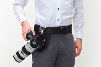 腰に取り付けることでカメラ本体が邪魔にならず、素早くカメラを構えることができるベルト一体型のカメラホルダー『カメラホルスター200-BELT008』