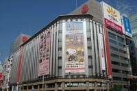 1月の百貨店売上高は東京が+0.7%と3か月連続プラス、大阪が+2.2%と7か月連続プラスだったのに対し、地方都市は1月も-5.5%だった。