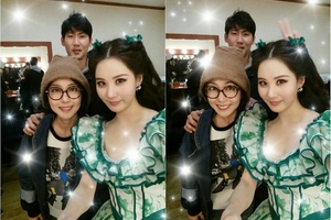 少女時代のソヒョンが元S.E.SのShoo夫妻との記念ショットを公開した。