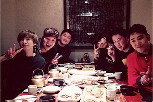 SUPER JUNIORウニョクが、バラエティ番組「シン・ドンヨプと独身最後のパーティー」の収録後に行なった、出演者たちとの旧正月パーティーの様子を公開した。