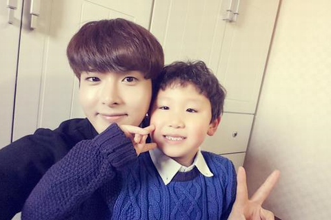 SUPER JUNIORリョウクが、旧正月のあいさつとともに甥っ子とのキュートなツーショットを公開した。写真：リョウクのツイッター