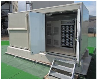 群馬事業所に設置したパワーコンディショナとリチウムイオン電池  (GSユアサの発表資料より)
