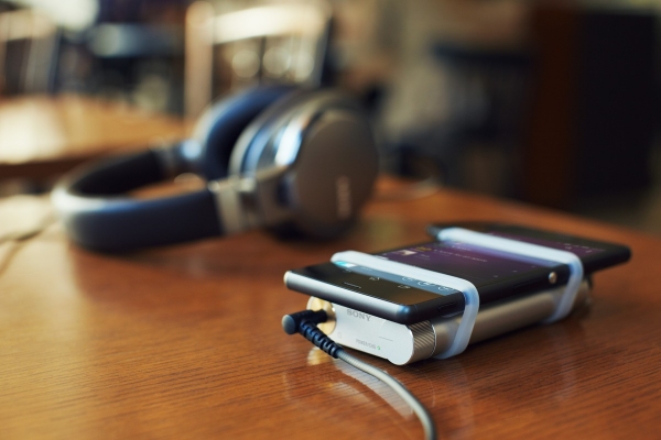 ウォークマンなど多様な携帯型音楽プレーヤーやスマートフォンと組み合わせて、高音質再生を楽しめる小型軽量のポータブルヘッドホンアンプ「PHA-1A」。写真はスマホと接続している（写真提供：ソニー）