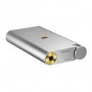 ウォークマンなど多様な携帯型音楽プレーヤーやスマートフォンと組み合わせて、高音質再生を楽しめる小型軽量のポータブルヘッドホンアンプ「PHA-1A」(写真提供:ソニー) ウォークマンなど多様な携帯型音楽プレーヤーやスマートフォンと組み合わせて、高音質再生を楽しめる小型軽量のポータブルヘッドホンアンプ「PHA-1A」(写真提供:ソニー)