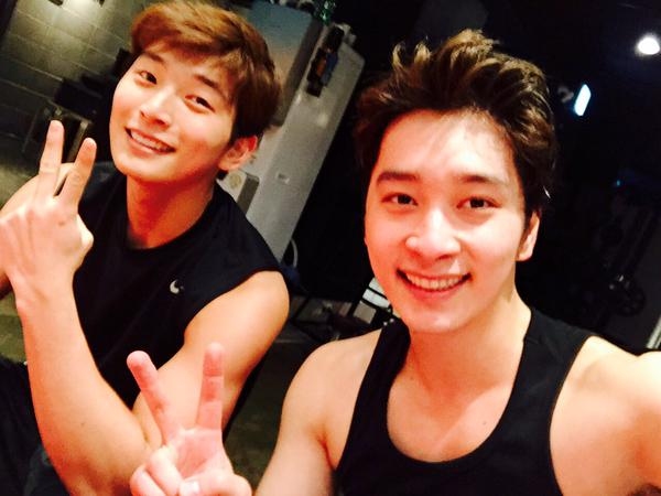 2PMのチャンソンが2AMのジヌンとのツーショット写真を公開した。写真：チャンソンのツイッター