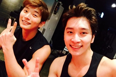 2PMのチャンソンが2AMのジヌンとのツーショット写真を公開した。写真：チャンソンのツイッター