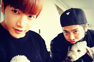 2PMのJun.Kが、自身の2匹の愛犬に会いに来たGOT7のジャクソンとのキュートなショットを公開した。
