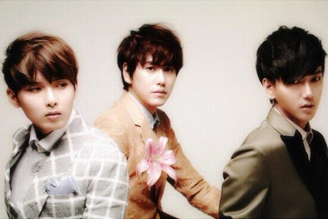 SUPER JUNIORイェソンが、自身のツイッターにてキュヒョンとリョウクとの3人で構成されたユニットK.R.Yの日本アリーナツアーの告知を行った。