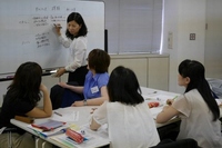 第一生命保険に4月1日付で同社初の女性執行役員が誕生する。新たな管理職登用者の約半数も女性という。写真は、次世代女性リーダー研修（アシスタントマネジャー編）の様子（同社発表資料より）