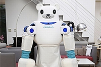 移乗介助や起立補助など、人との柔らかな接触と大きな力が必要とされる動きをロボットで同時に実現するための研究用プラットフォーム「ROBEAR(ロベア)」（理化学研究所の発表資料より）