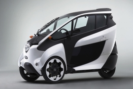 パーク24とトヨタ自動車は、シェアリングサービスの実証実験「タイムズ カープラス トヨタi-ROADドライブ」を東京都心部を中心に実施する。写真は、実験に使われるトヨタのパーソナルモビリティ「TOYOTA i-ROAD」（写真提供：トヨタ自動車）