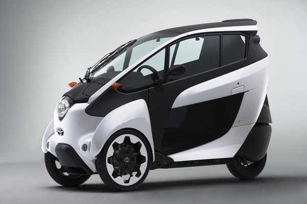 パーク24とトヨタ自動車は、シェアリングサービスの実証実験「タイムズ カープラス トヨタi-ROADドライブ」を東京都心部を中心に実施する。写真は、実験に使われるトヨタのパーソナルモビリティ「TOYOTA i-ROAD」（写真提供：トヨタ自動車）