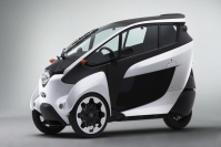 パーク24とトヨタ自動車は、シェアリングサービスの実証実験「タイムズ カープラス トヨタi-ROADドライブ」を東京都心部を中心に実施する。写真は、実験に使われるトヨタのパーソナルモビリティ「TOYOTA i-ROAD」（写真提供：トヨタ自動車）