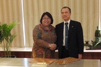 調印式で握手するプルタミナ社のイェニ・アンダヤニ（Yenni Andayani）取締役（左）と東京ガスの広瀬道明社長（東京ガスの発表資料より）
