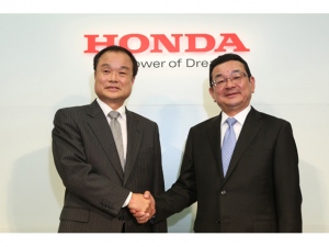 ホンダは、伊東孝紳社長(写真左)の後任に八郷隆弘常務執行役員(同右)を昇格させる人事を発表した。