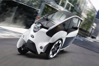 トヨタとパーク24は、パーソナルモビリティ「TOYOTA i-ROAD」を組み合わせたシェアリングサービスの実証実験を2015年4月10日から当面9月末までの約6ヵ月間にわたり東京都心部を中心に実施する。使用する車両は、一人乗りの三輪EV(電気自動車)「i-ROAD」だ