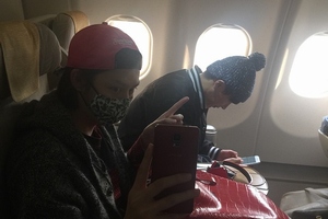 SUPER JUNIORのカンインが、飛行機内でのヒチョルとイトゥクの様子を公開した。