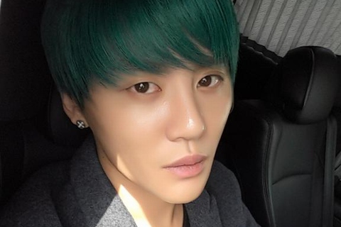 JYJのジュンスが新しいヘアスタイルで大阪到着を知らせた。写真：ジュンスのツイッター