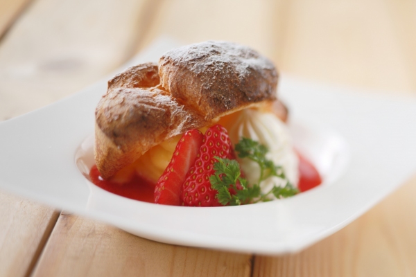 京都センチュリーホテルは、約20種類のいちごスイーツ食べ放題『スーパーストロベリーフェア』を3月20日～4月9日の期間限定で開催する。