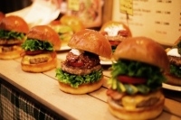 サザビーリーグはこれまでスターバックスやアニエス・ベーなど数多くの海外ブランドを日本に紹介してきた。サザビーリーグの紹介する企業はどこも一言でいうとおしゃれだ。なぜサザビーリーグは海外の有力ブランドをこうも射止めることができるのだろうか。