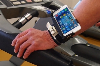 手首や腕などに固定して色々な撮影シーンで活用できるスマートフォンホルダー『シャークリップ・プラス（SHARCLIP Plus）』