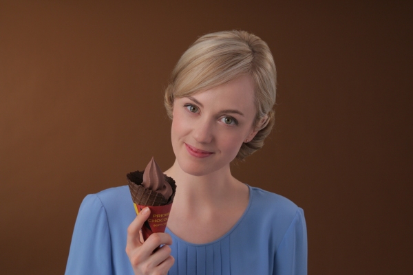 NHKの連続テレビ小説「マッサン」でヒロインを演じるシャーロット・ケイト・フォックスさんがプレミアムベルギーチョコソフトのCMキャラクターとして登場する。