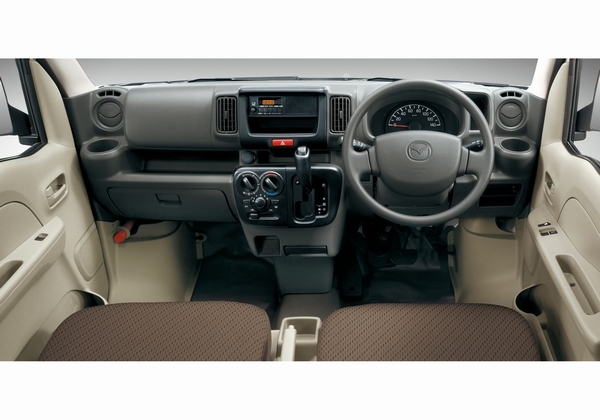 マツダがフルモデルチェンジして発売した「スクラムバン」（写真提供：マツダ）