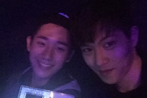 CNBLUEのイ・ジョンヒョンが、CNBLUEのリーダー チョン･ヨンファのソロコンサートを観に行った際に撮った写真を公開した。