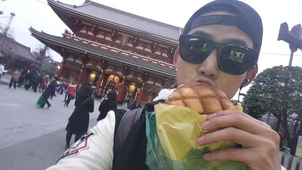 2PMのテギョンが浅草でメロンパンを食べている写真を公開した。写真：テギョンのツイッター