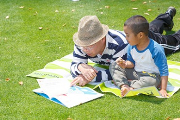 東京ミッドタウンで「OPEN THE PARK」開催、芝生広場で楽しむヨガやハイボールカフェ