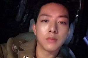 CNBLUEのイ・ジョンシンが帰宅途中のセルフショットを公開した。