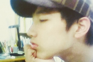 2PMのJun.Kが16歳の時の写真を公開し、ファンたちの視線を集めている。