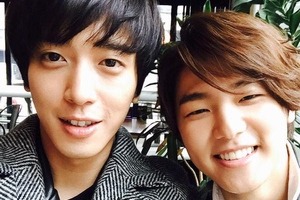 CNBLUEのチョン・ヨンファがカン・ミニョクとのツーショット写真を公開した。写真：ヨンファのツイッター