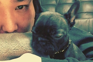 SUPER JUNIORのカンインが、26日、自身のSNSを通じて愛犬チュニャンとの微笑ましい動画を公開した。