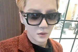 JYJのジュンスが新しいヘアスタイルを公開した。写真：ジュンスのツイッター