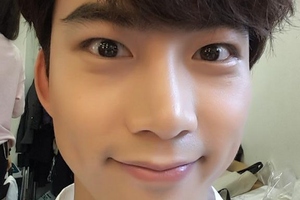 2PMのテギョンが自身の顔どアップ写真を公開した。写真：テギョンのツイッターより