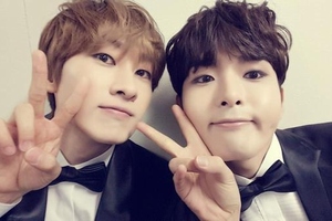 SUPER JUNIORのリョウクが公開したメンバー ウニョクとのツーショットが、ファンの視線を集めている。写真：リョウクのツイッター